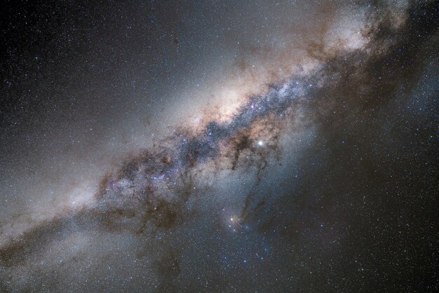 Bellissimo nucleo galattico della Via Lattea con il complesso di nuvole Rho Ophiuchi. Fotografia a lunga esposizione.