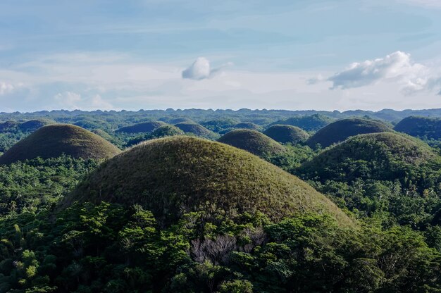 Bellissimo paesaggio aereo di Chocolate Hills a Cebu Filippine sotto un cielo blu