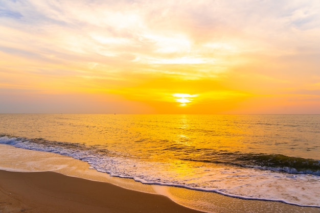 Bellissimo paesaggio all'aperto di mare e spiaggia tropicale al tramonto o all'alba