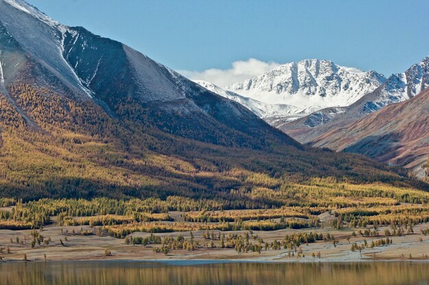 Bellissimo paesaggio circondato dalle montagne coperte di neve