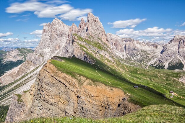 Bellissimo paesaggio con le montagne sullo sfondo