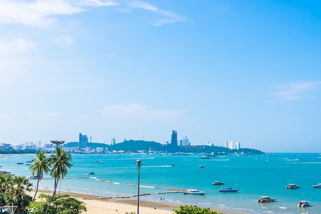 Bellissimo paesaggio con mare e città