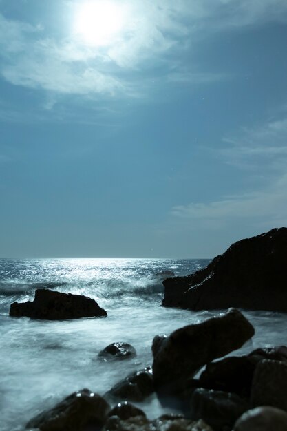 Bellissimo paesaggio con rocce vicino oceano