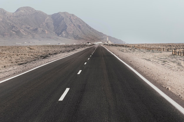 Bellissimo paesaggio con strada e colline