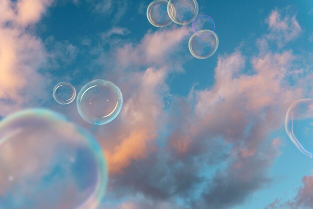 Bellissimo paesaggio del cielo e bolle di sapone
