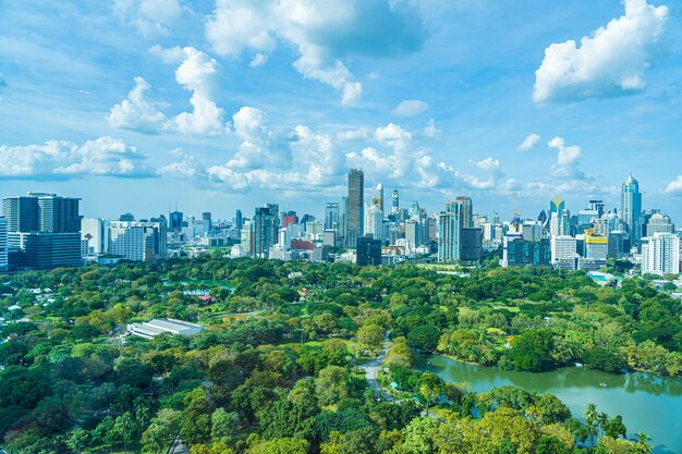 Bellissimo paesaggio del paesaggio urbano con la costruzione della città intorno al parco lumpini a Bangkok in Thailandia