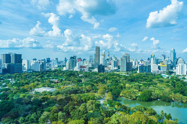 Bellissimo paesaggio del paesaggio urbano con la costruzione della città intorno al parco lumpini a Bangkok in Thailandia