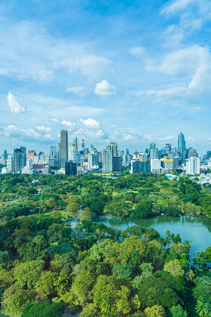 Bellissimo paesaggio del paesaggio urbano con la costruzione della città intorno al parco lumpini a Bangkok in Thailandia