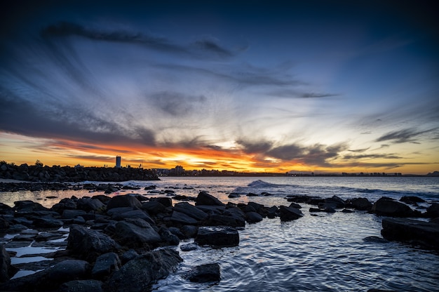 Bellissimo paesaggio del tramonto in spiaggia