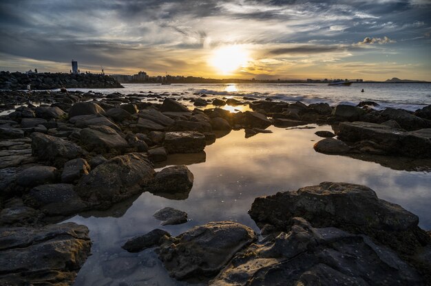 Bellissimo paesaggio del tramonto in spiaggia