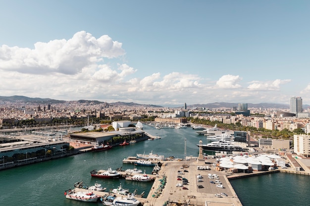 Bellissimo paesaggio della città di mare