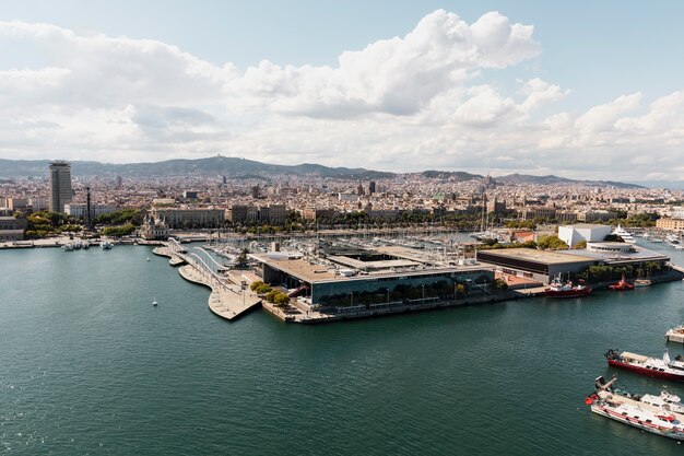 Bellissimo paesaggio della città di mare