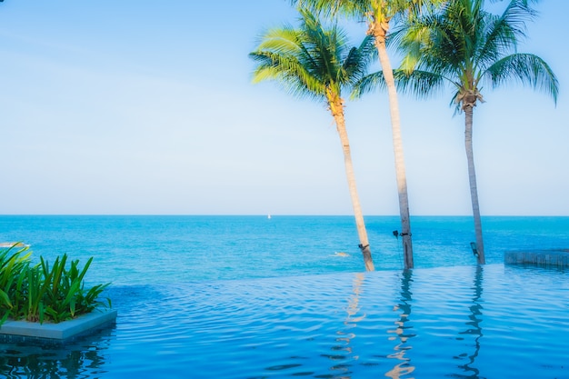 Bellissimo paesaggio della piscina all'aperto nel resort dell'hotel