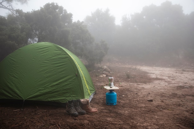 Bellissimo paesaggio della tenda in natura