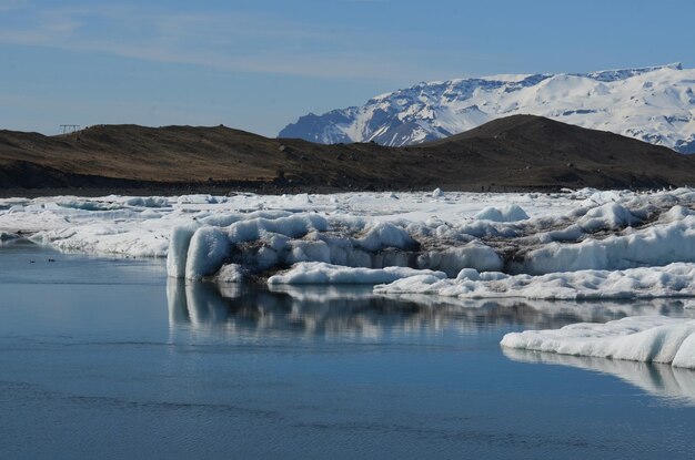 Bellissimo paesaggio di ghiacciai e sabbia nera sullo sfondo in Islanda