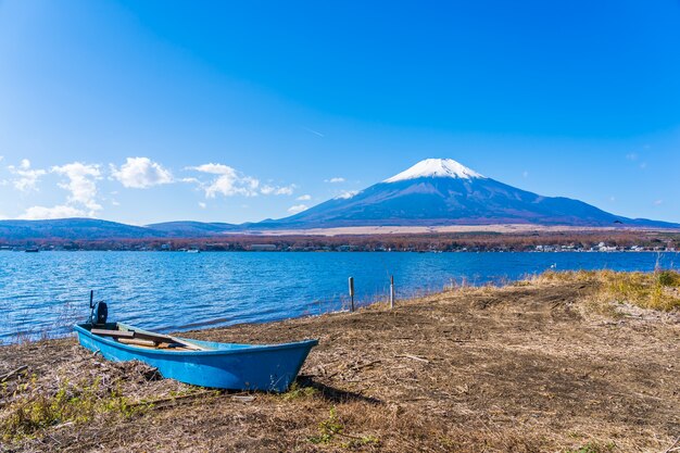 Bellissimo paesaggio di montagna fuji intorno al lago yamanakako