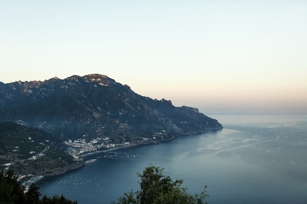 Bellissimo paesaggio di Napoli coperto di luci della sera