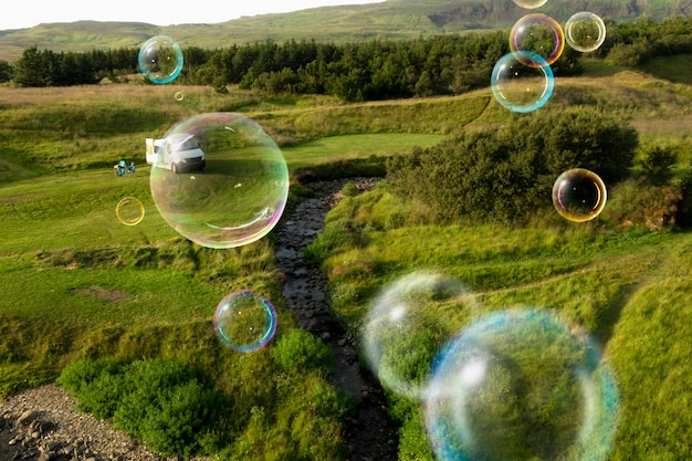 Bellissimo paesaggio di prato e bolle di sapone