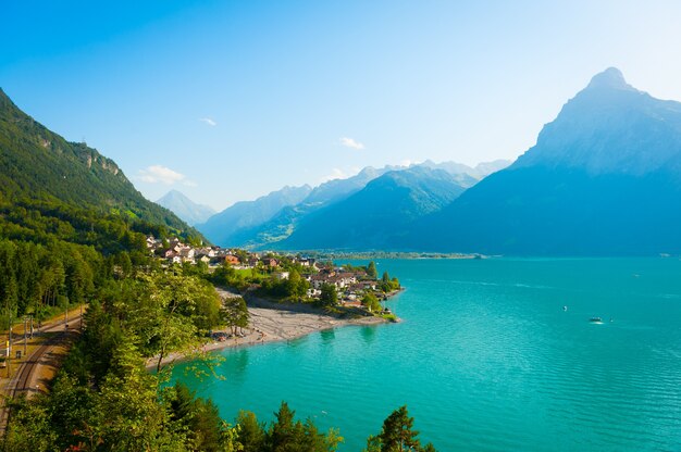 Bellissimo paesaggio estivo con limpido lago di montagna.