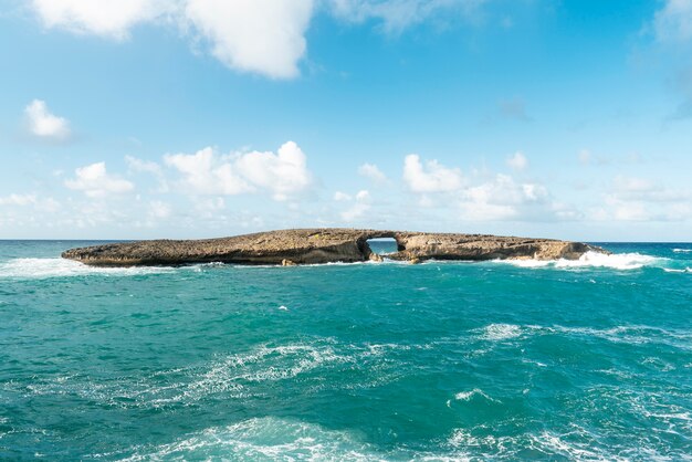 Bellissimo paesaggio hawaiiano con il mare blu