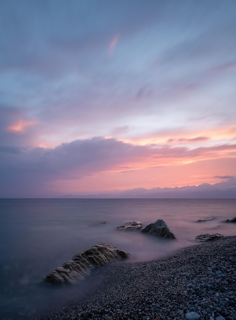 Bellissimo paesaggio marino al tramonto con formazioni rocciose nell'acqua