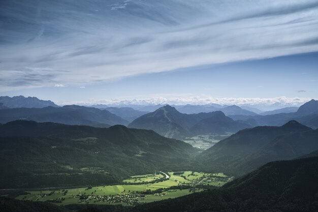 Bellissimo paesaggio montuoso verde con colline sotto un cielo nuvoloso