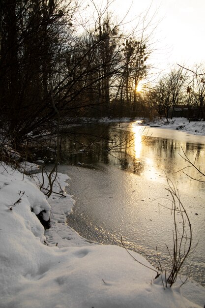 Bellissimo paesaggio naturale con fiume