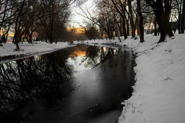 Bellissimo paesaggio naturale con fiume