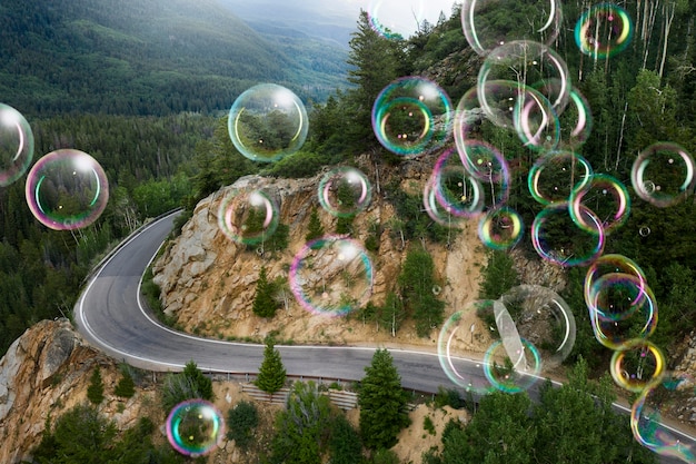 Bellissimo paesaggio naturale e bolle di sapone