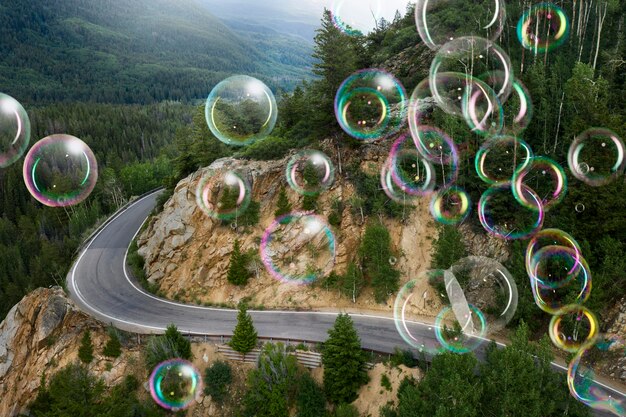 Bellissimo paesaggio naturale e bolle di sapone