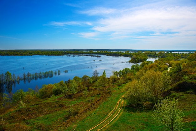 Bellissimo paesaggio primaverile da alta collina. Splendida vista sulle inondazioni dalla collina. Europa. Ucraina. Impressionante cielo blu con nuvole bianche