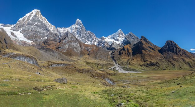 Bellissimo paesaggio sparato della catena montuosa mozzafiato della Cordigliera Huayhuash in Perù