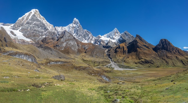 Bellissimo paesaggio sparato della catena montuosa mozzafiato della Cordigliera Huayhuash in Perù