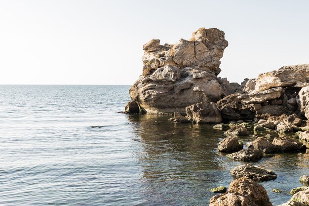 Bellissimo paesaggio sull'oceano con pietre