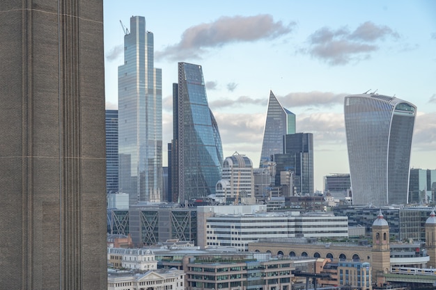 Bellissimo paesaggio urbano con edifici moderni e grattacieli nel Regno Unito