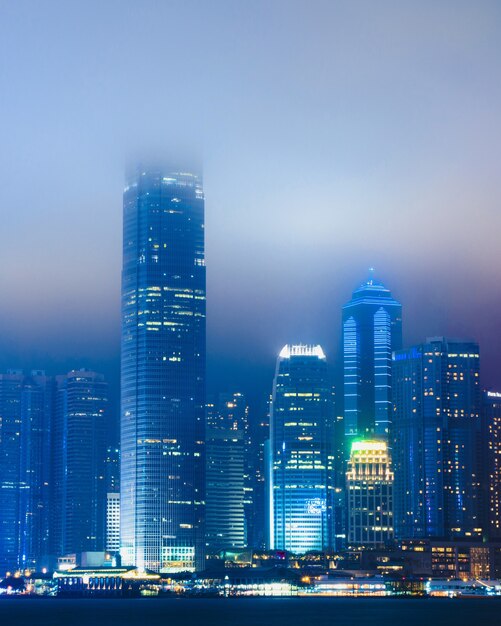 bellissimo paesaggio urbano con edificio illuminato avvolto nella nebbia a Hong Kong, Cina