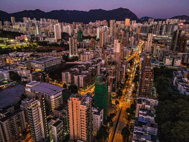 Bellissimo paesaggio urbano con grattacieli al tramonto