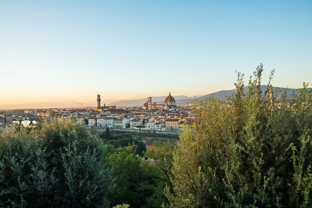 Bellissimo panorama sopra, panorama su veduta storica di Firenze dal punto di Piazzale Michelangelo. Mattina.