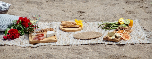 Bellissimo picnic estivo romantico in riva al mare. Il concetto di vacanza e riposo.