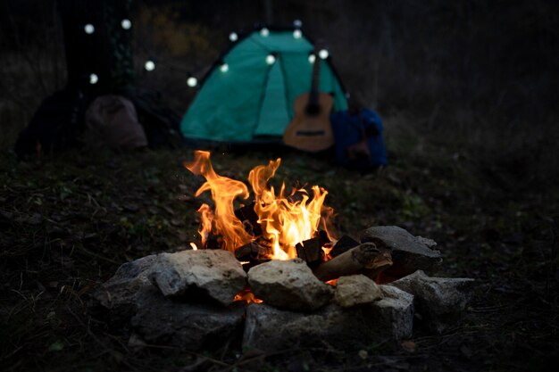 Bellissimo pozzo del fuoco vicino al campeggio invernale