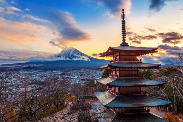 Bellissimo punto di riferimento della montagna Fuji e della Pagoda Chureito al tramonto, Giappone.