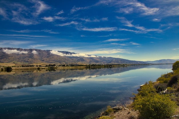 Bellissimo riflesso d'acqua del lago Nelson nel Parco Nazionale di Braeburn in Nuova Zelanda