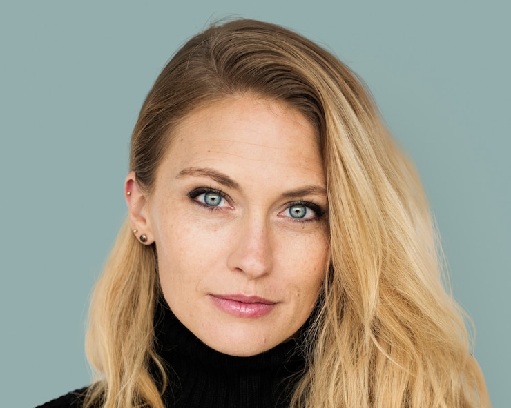 Foto gratuito bellissimo ritratto di donna bionda, volto sorridente