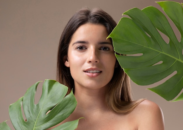 Bellissimo ritratto di giovane donna naturale