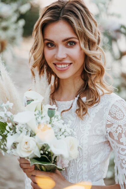 Bellissimo ritratto di sposa in spiaggia