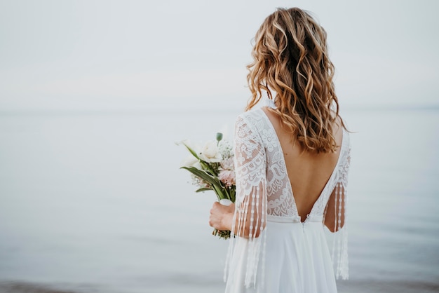 Bellissimo ritratto di sposa in spiaggia