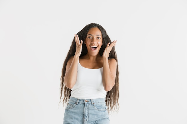 Bellissimo ritratto femminile isolato. Giovane donna afro-americana emotiva con i capelli lunghi. Espressione facciale, concetto di emozioni umane. Stupito, eccitato.