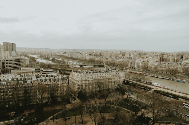 Bellissimo scatto degli edifici di Parigi durante una giornata nuvolosa