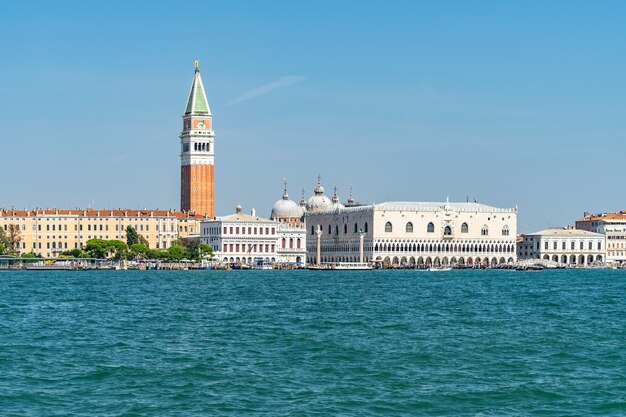 Bellissimo scatto del campanile di San Marco e del Palazzo Ducale a Venezia, Italia