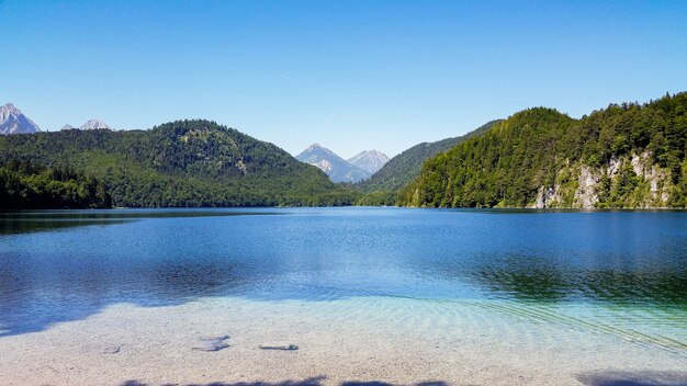 Bellissimo scatto del lago Alpsee a Schwangau, Germania